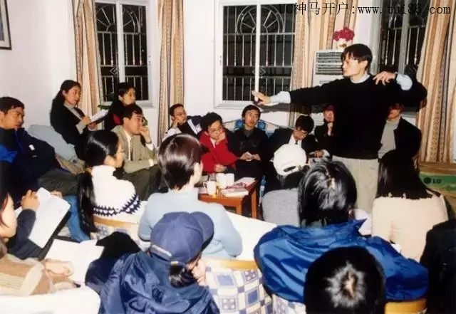 马云在民宅湖畔花园里召开员工会议